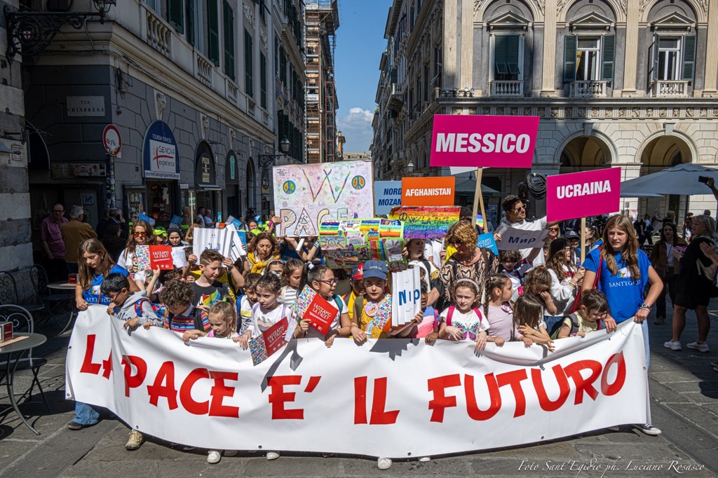 "Continuiamo a ripudiare la guerra": a 80 anni dalla fine conflitto, a Genova oltre duemila bambini alla marcia "Facciamo la pace?!" di Sant’Egidio